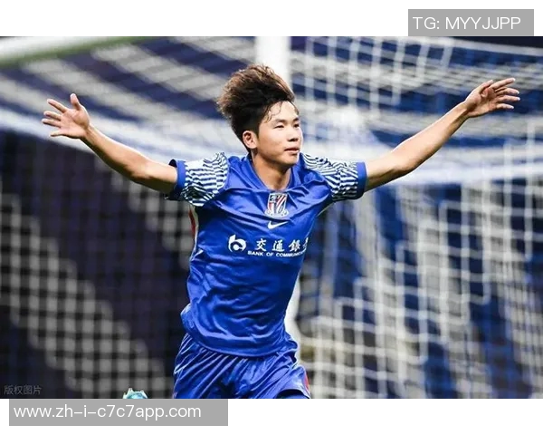 平民足球星逆袭之路：从草根球场到世界顶级联赛的传奇故事